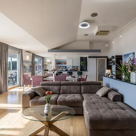 Urban Utopia Penthouse With Private Parking Apartament