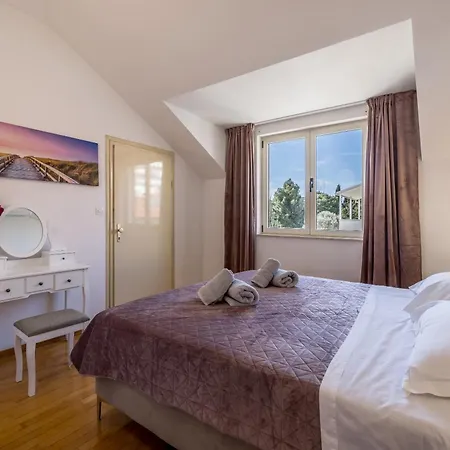 Urban Utopia Penthouse With Private Parking Спліт