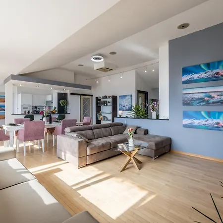 Urban Utopia Penthouse With Private Parking Спліт