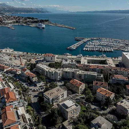 Urban Utopia Penthouse With Private Parking *