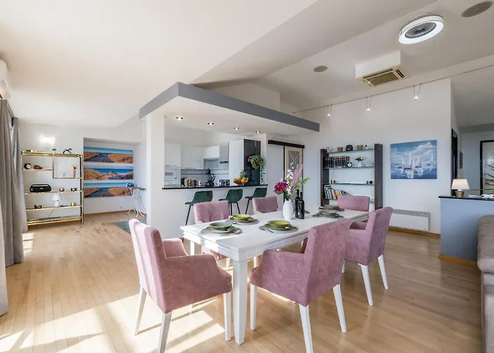 Urban Utopia Penthouse With Private Parking *