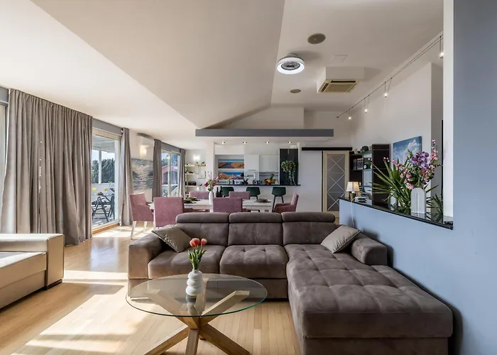 Urban Utopia Penthouse With Private Parking Lejlighed