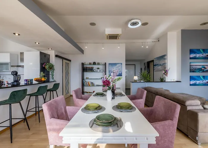 Urban Utopia Penthouse With Private Parking *