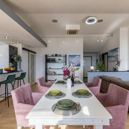 Urban Utopia Penthouse With Private Parking *